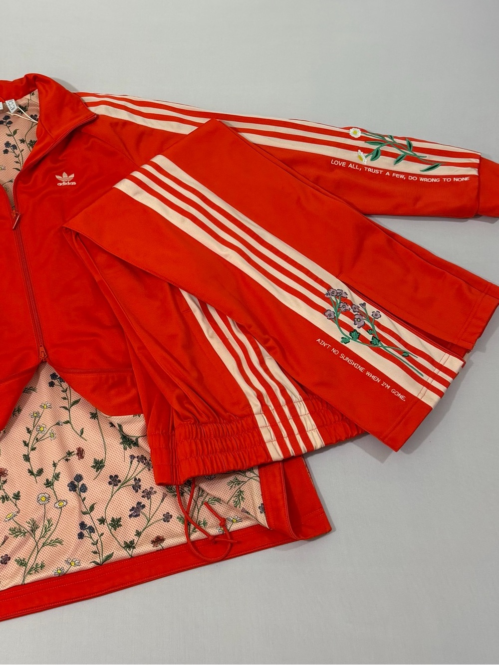 šRARE Adidas Originals Aināt No Sunshine When Iām Gone Floral Track Set NWT/NWOT - Picture 10 of 15